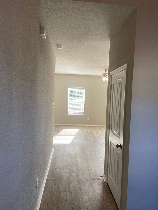 Building Photo - Three Bedroom, Two and half Bath in Fairvi...