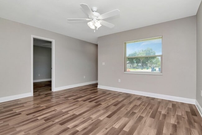 Building Photo - Beautifully Updated 3/2 in Bradenton — Up ...