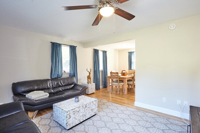 Foto del edificio - 147 Salmon Brook Dr