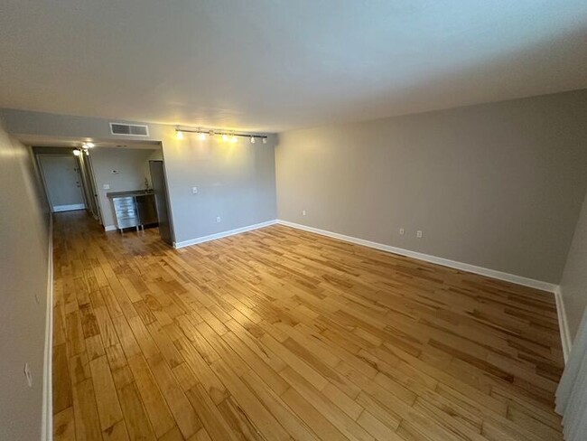 Building Photo - Just Like NEW 1 Bedroom/1 Bathroom Condo! ...