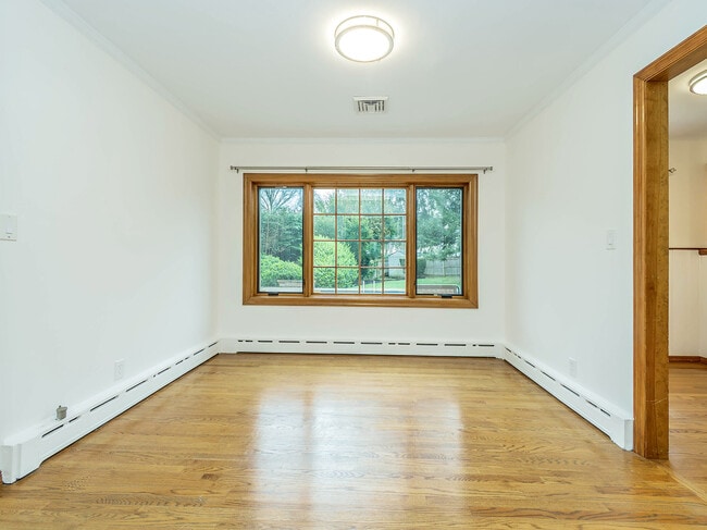 Building Photo - 17 Beechwood Dr