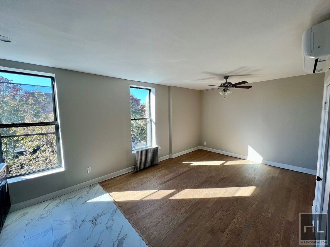 Primary Photo - Sunny Lofted 4BR 1BA in Massive Renovated ...