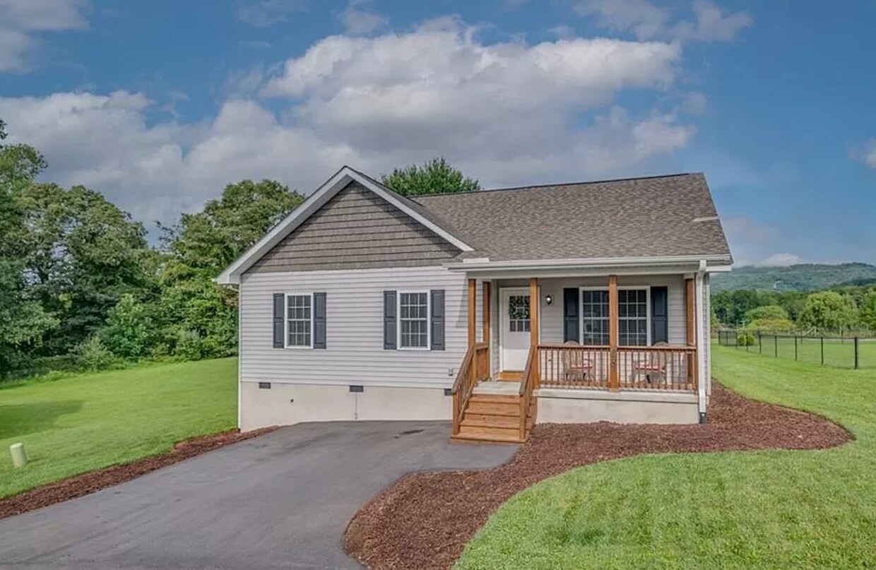 28 Trillium Meadows Ln, Hendersonville, NC 28792 House Rental in