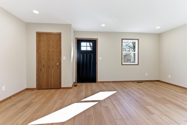 Building Photo - 313 E Martin St