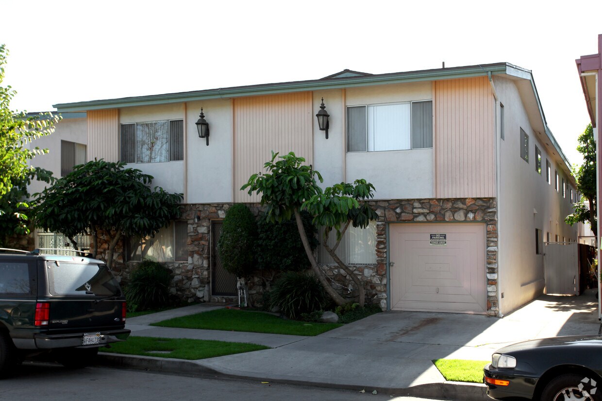 Los apartamentos de 2402-2412 E 6th St. - 2402-2412 E 6th St