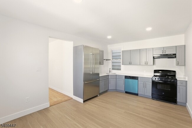 Building Photo - 196 2nd St