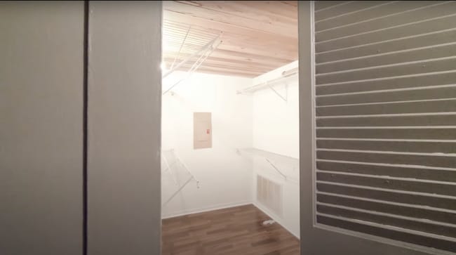 Closet - 1400 N Wells St
