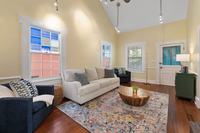 Building Photo - 72 Abbott St