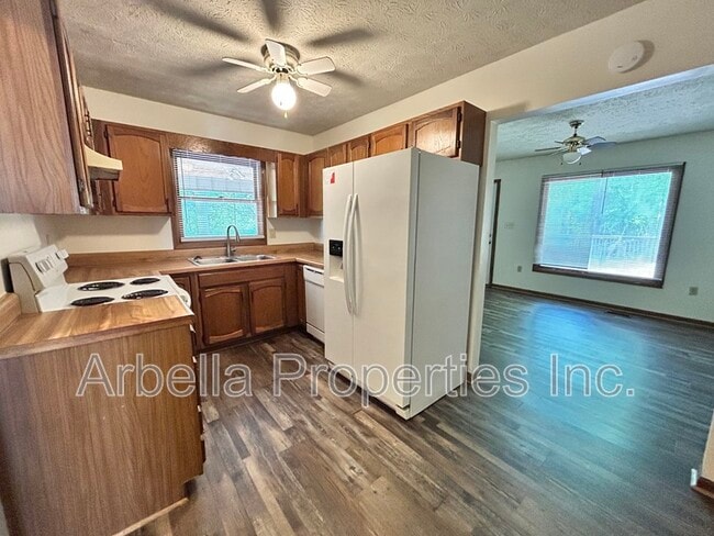 Building Photo - 1045 Surmont Ct