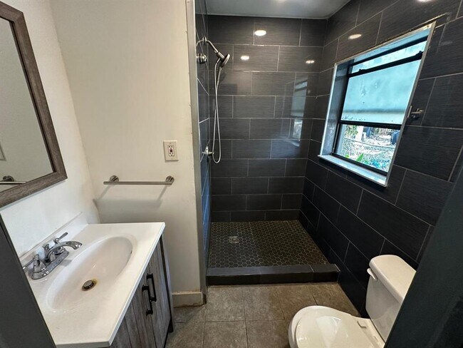 Building Photo - 1418 SW 27th St