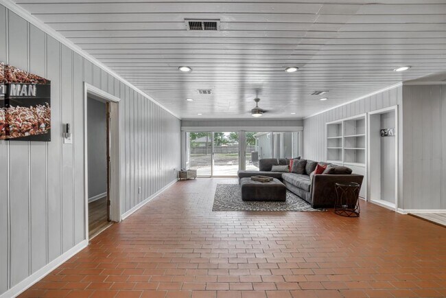 Building Photo - 1010 Walton Dr