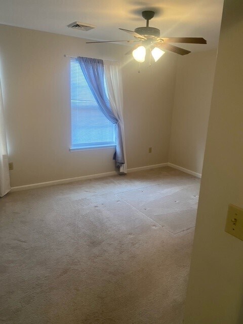 Dormitorio principal con vestidor - 1159 Ledge Dr