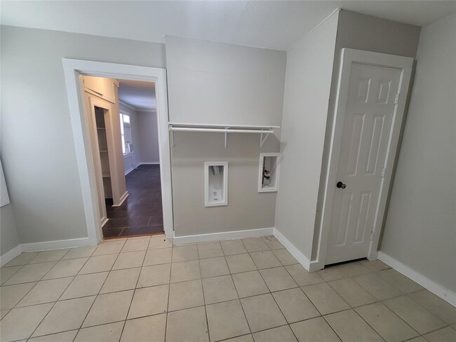 Building Photo - 6310 Amber Dr
