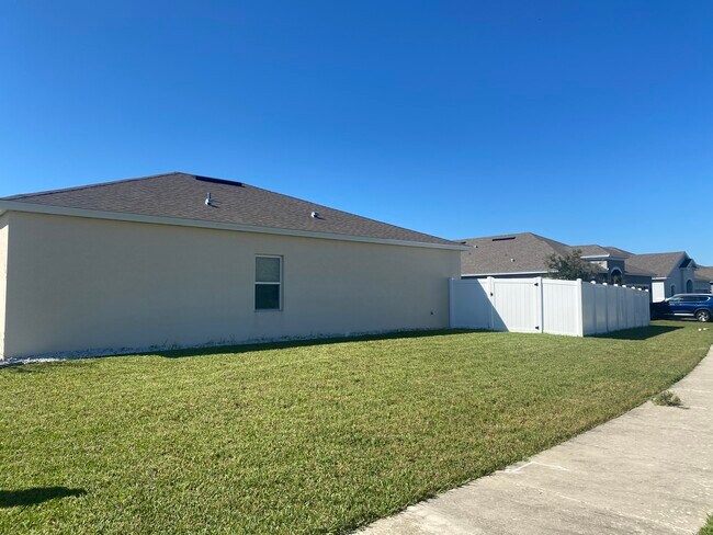 Building Photo - 801 Landmark Hills Dr