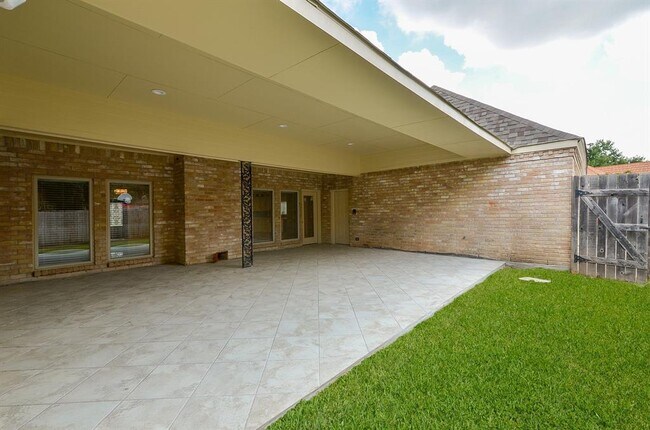 Foto del edificio - 15727 Walkwood Dr