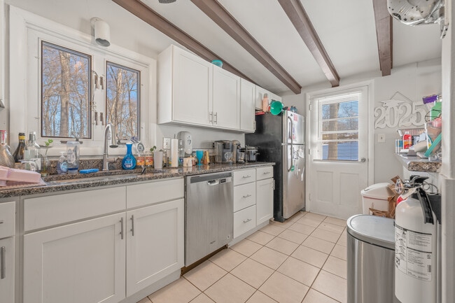 Building Photo - 5 Cobblestone Rd