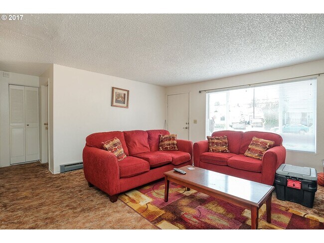 Foto del edificio - Updated Four-Plex in SE Portland with Fenc...