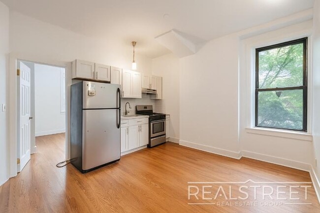 Building Photo - Bright & Spacious 5-Bed Flex Apartment with Backyard Access