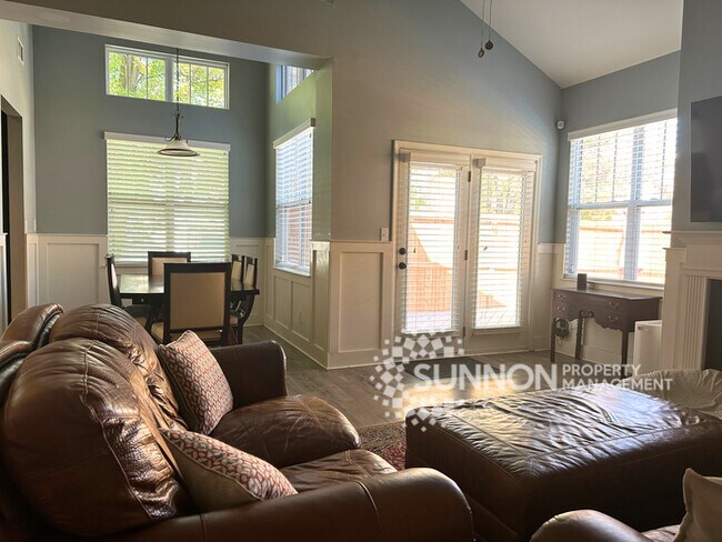 Foto del edificio - Live your best Lake Life 4 BR 2.5 BA