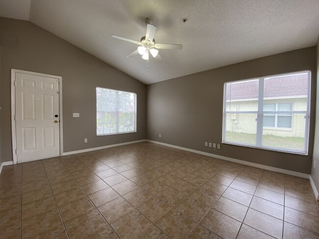 Building Photo - 9675 Hollyhill Dr