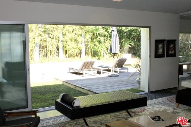 Foto del edificio - 865 N Bundy Dr