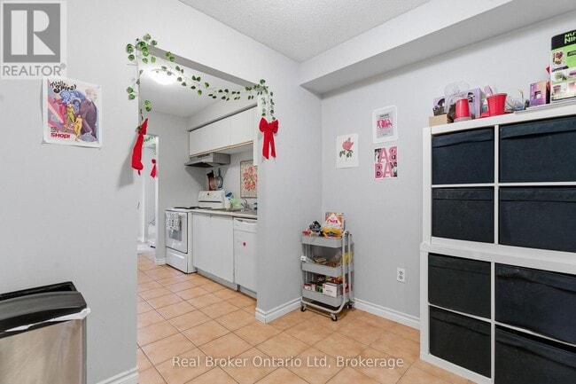 Building Photo - 302 College Ave W