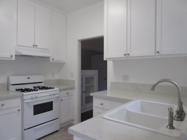 Building Photo - 1720 N Serrano Ave