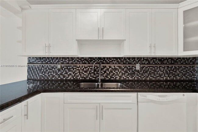 Foto del edificio - 1990 W 56th St