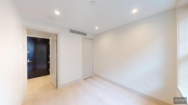 Building Photo - 5 bedroom in NEW YORK NY 10009