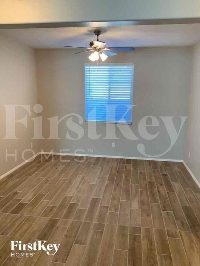 Building Photo - 18530 W Robin Ln