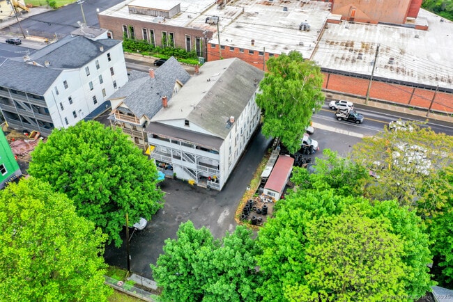 Building Photo - 915 S Main St