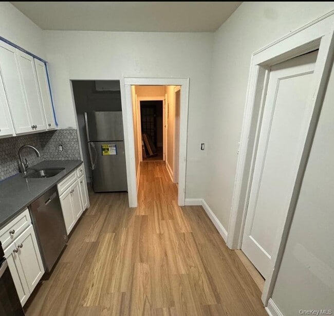 Foto del edificio - 81-16 Dongan Ave