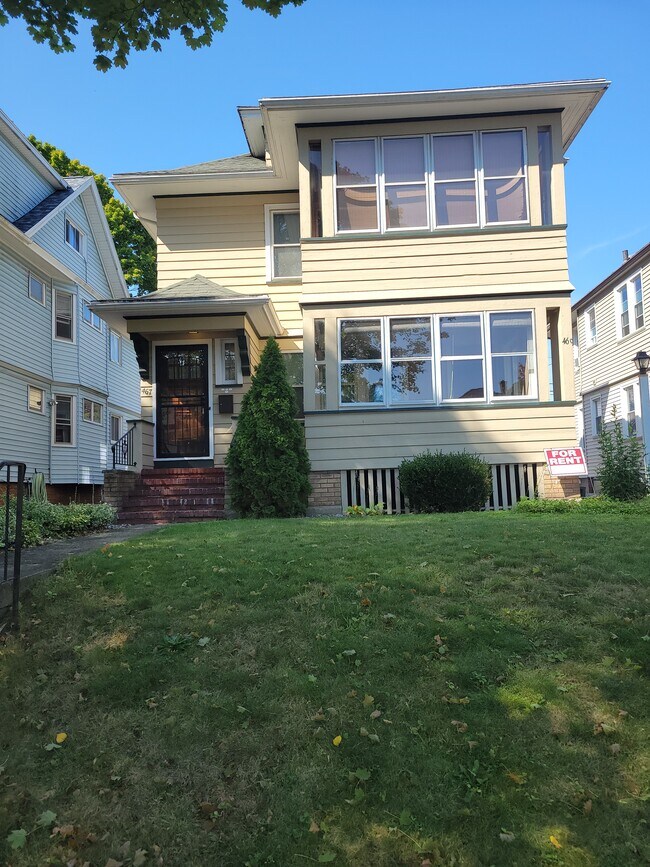 Entrada de arriba - 469 Maplewood Ave