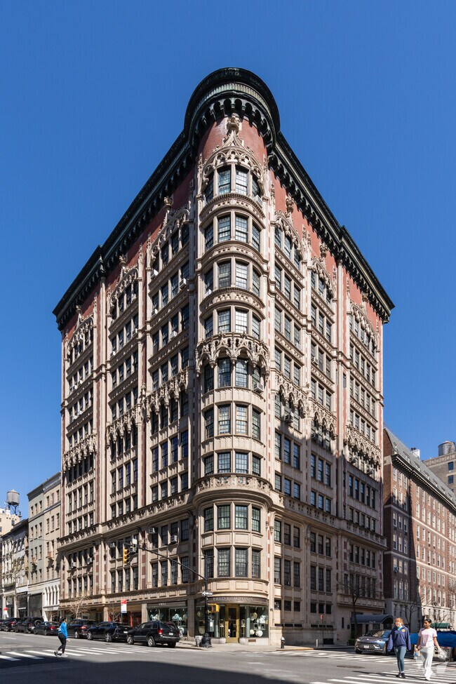 Building Photo - 45 E 66th St