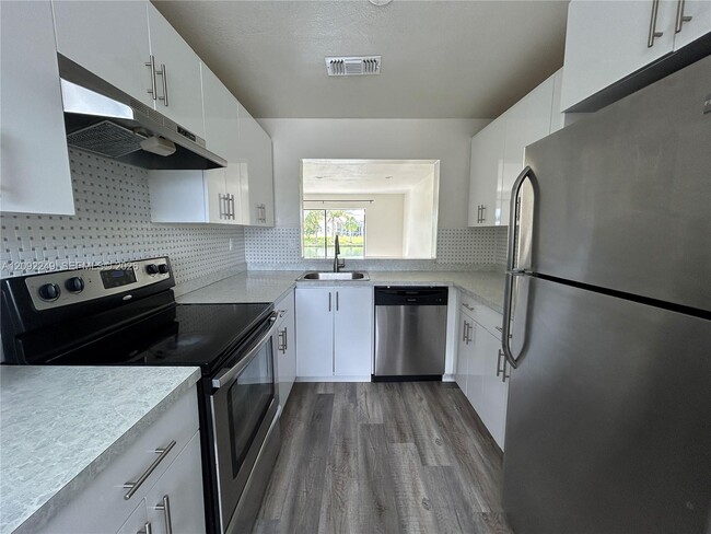 Building Photo - 9472 Palm Cir S