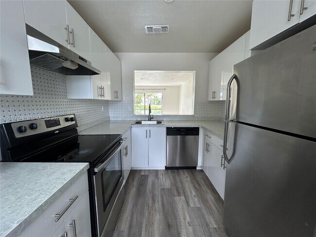 Foto del edificio - 9472 Palm Cir S