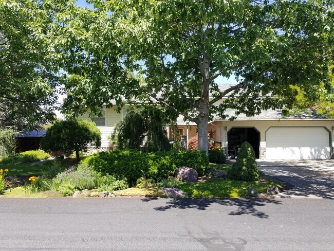 Building Photo - 2350 NE Lakeridge Dr