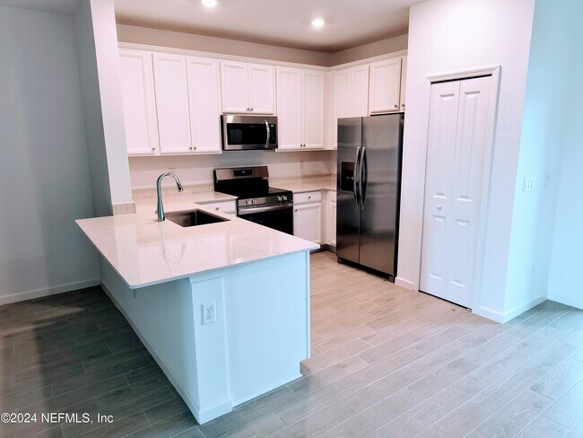 Foto del edificio - 6812 Golden Monarch Ave