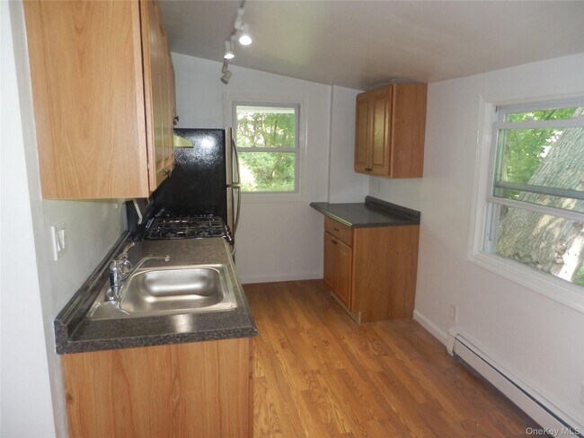 Foto del edificio - 28 Strawtown Rd