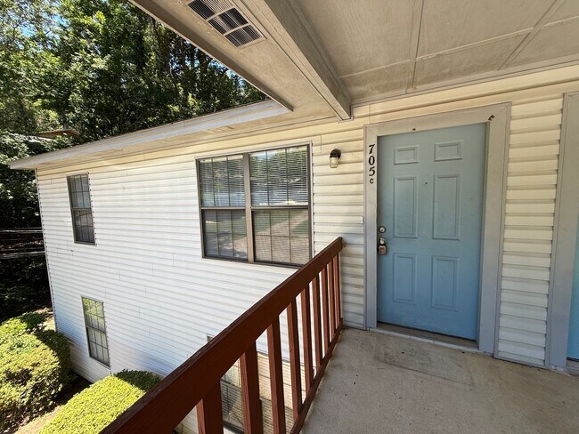 Foto del edificio - Upstairs Pointe East unit available now!!!