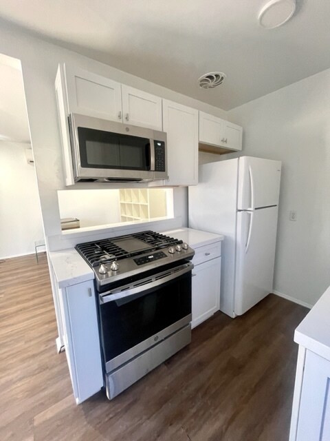 new stove and microwave - 320 Sierra St