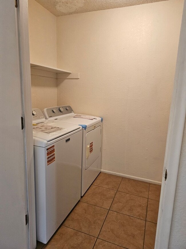 Building Photo - 2BR 2BA Condo ready for move in!