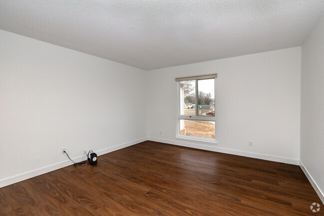 3BR, 1BA - 900SF - Bedroom 1 - The Preserve at St James Court
