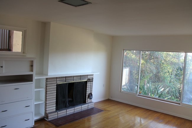 Building Photo - 2115 Micheltorena St
