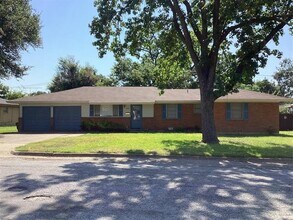 Building Photo - 2020 Robinwood Dr