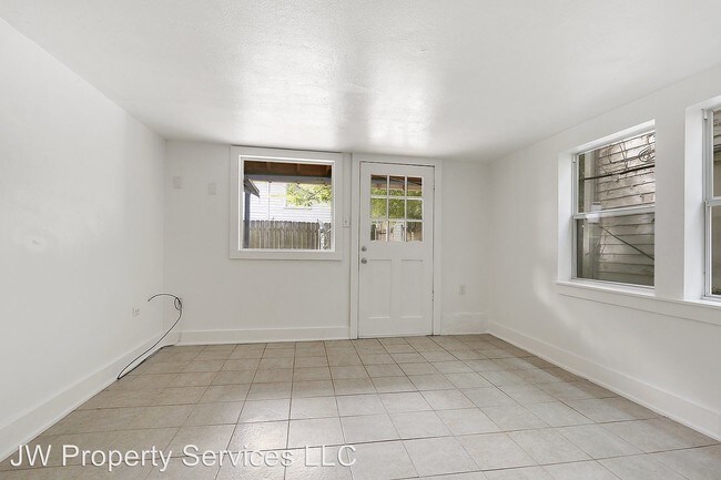 Building Photo - 604 N Bernadotte St