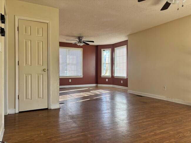 Foto del edificio - 2406 Kauffman Ct E