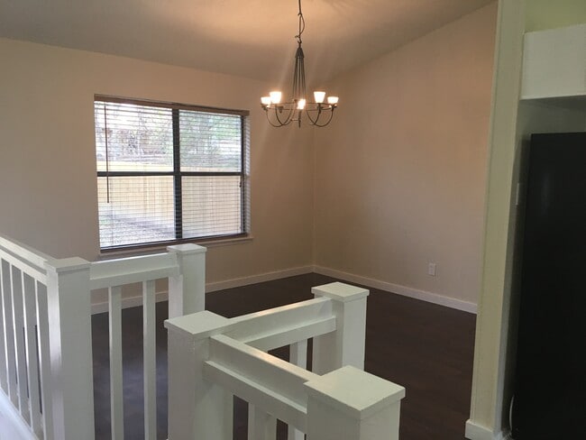 Building Photo - Newly remodeled 3 bed 2 bath