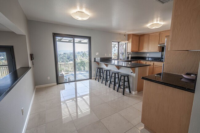 Foto del edificio - Hidden Valley 5 Bedroom Home for Rent in N...