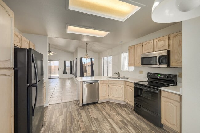 Spacious 3 Bed, 2 Bath Home in Peoria - Your Perfect Home Awaits! - Spacious 3 Bed, 2 Bath Home in Peoria - Your Perfect Home Awaits!